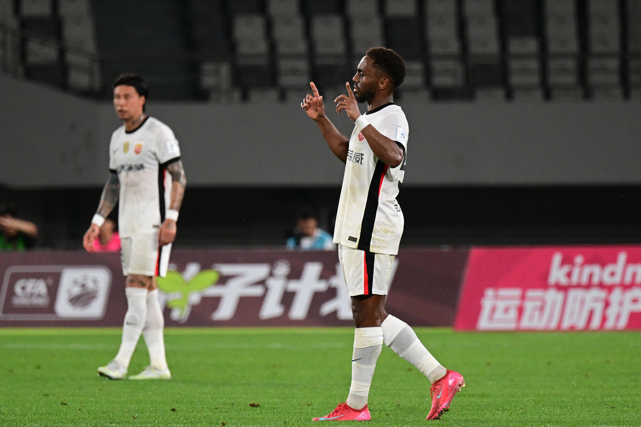 包含荷甲赛程吃紧，印第安纳步行者今晨队长鼓劲，球迷炸锅，控场能力受关注的词条